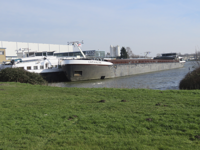 907432 Gezicht op de Kernhaven (Uraniumweg 11) te Utrecht, met enkele vrachtschepen, vanaf de Uraniumweg op het ...